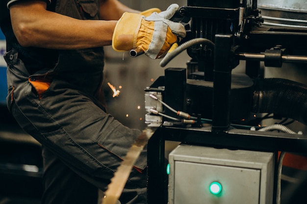 Mens die aan fatory staal en materiaal voor staalproductie werkt