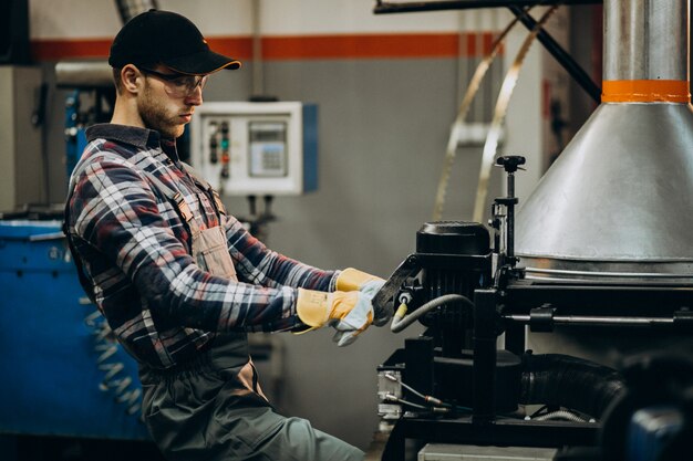 Mens die aan fatory staal en materiaal voor staalproductie werkt