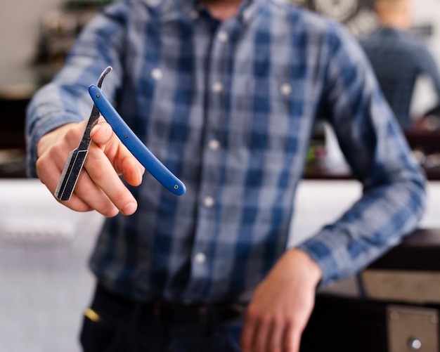 Mens die baard het verzorgen hoofdzaak tonen