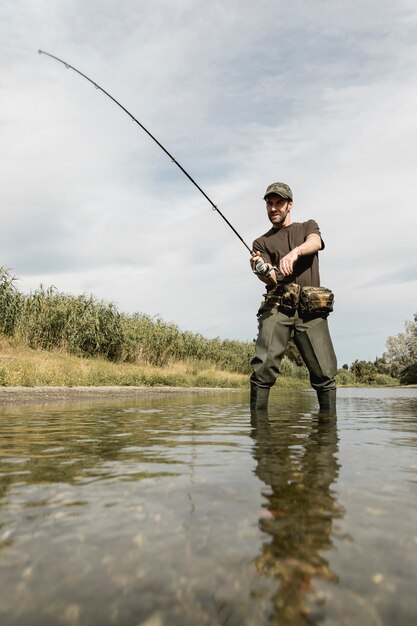 Mens die bij de rivier vist