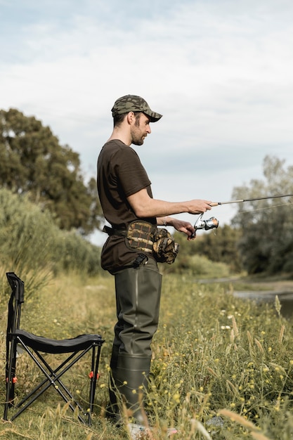 Mens die bij de rivier vist