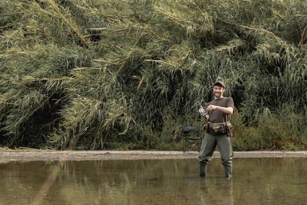 Mens die bij de rivier vist