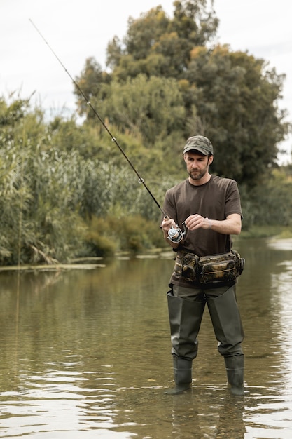 Gratis foto mens die bij de rivier vist