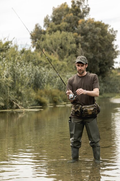 Mens die bij de rivier vist