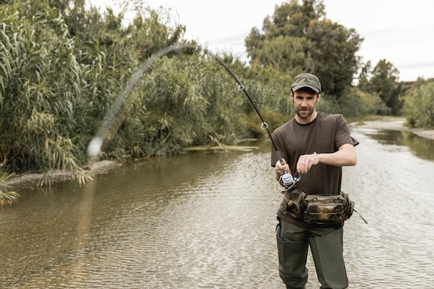 Gratis foto mens die bij de rivier vist