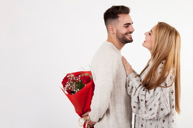 Mens die bloemen voorbereidt te geven aan vrouw