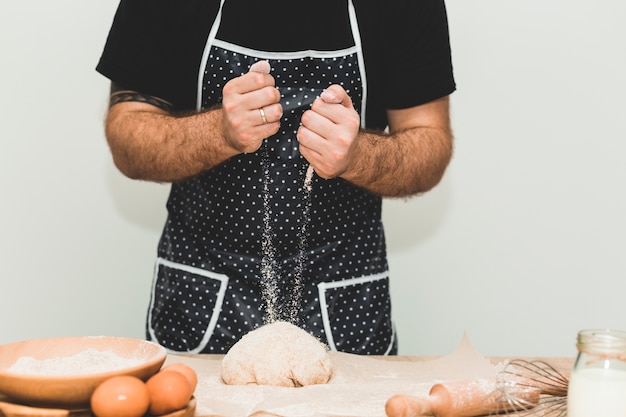 Gratis foto mens die deeg voor brood maakt