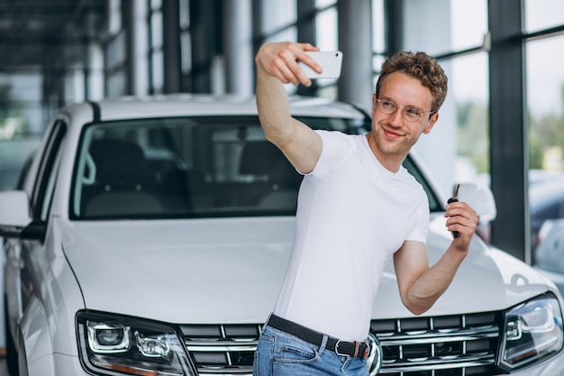 Mens die een auto in een autotoonzaal zoekt