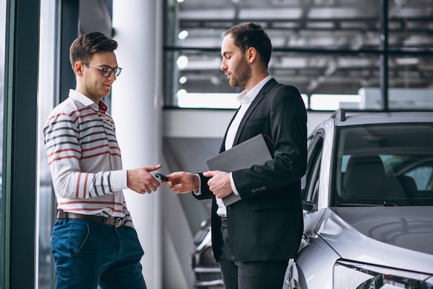 Mens die een auto koopt