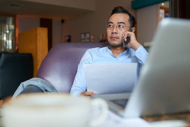 Mens die een belangrijk telefoongesprek met propective cliënt heeft