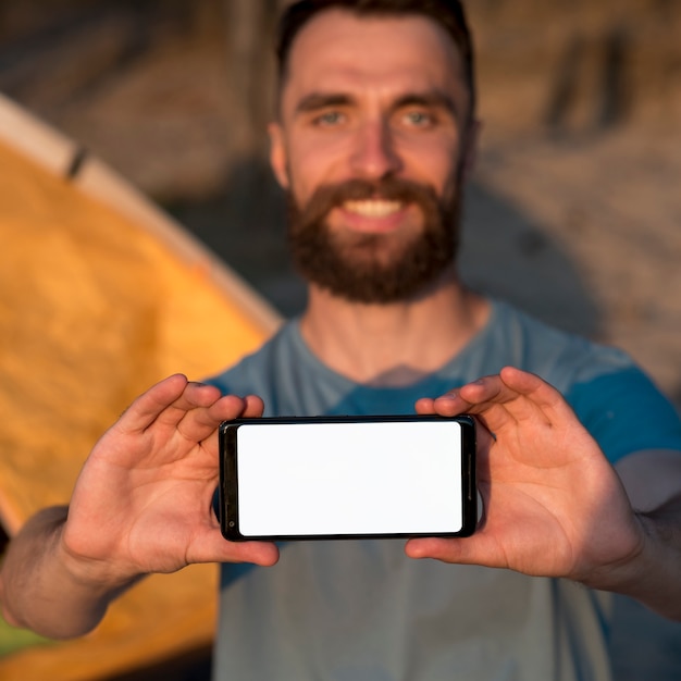 Mens die een telefoon in zijn handen houdt