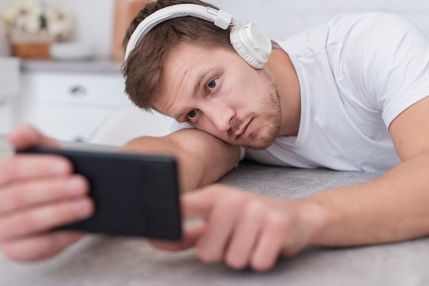 Mens die een video op zijn telefoonclose-up bekijkt