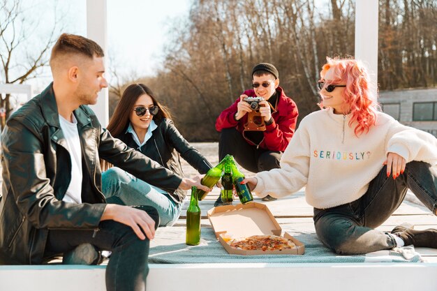 Mens die foto van vrienden op picknick maakt