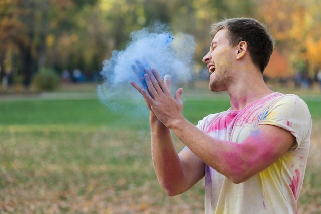 Mens die gekleurd poeder voor holifestival creëert