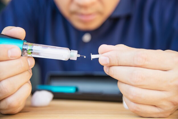 Mens die insuline diabetische spuit voor injectie voorbereidt