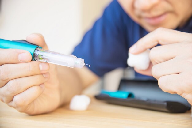 Mens die insuline diabetische spuit voor injectie voorbereidt