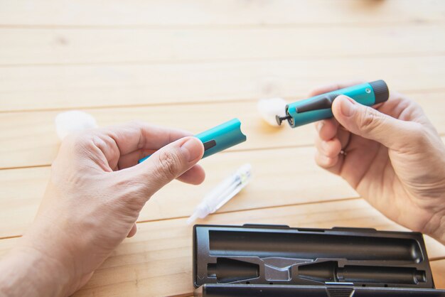 Mens die insuline diabetische spuit voor injectie voorbereidt