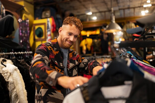 Mens die kleren bekijken middelgroot schot