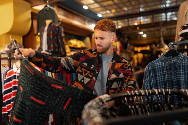 Mens die kleren vooraanzicht bekijkt