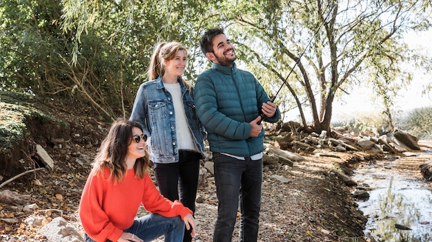 Mens die met vrienden in rivier vissen