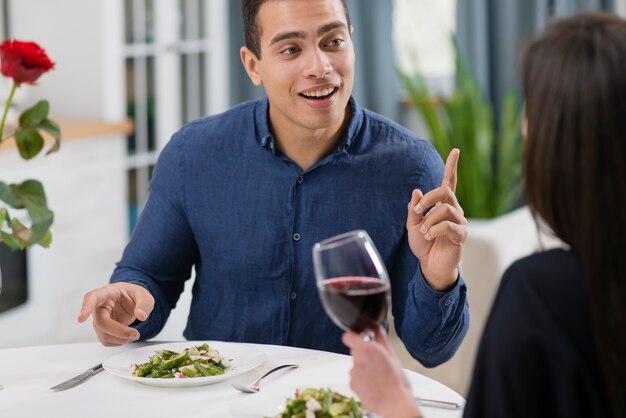 Mens die met zijn verloofde spreekt bij een Valentijnsdagdiner