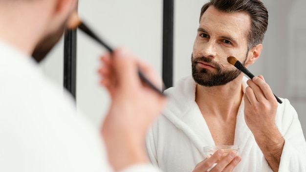 Mens die natuurlijke ingrediënten gebruikt voor een gezichtsmasker