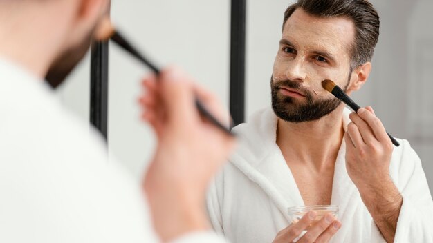 Mens die natuurlijke ingrediënten gebruikt voor een gezichtsmasker