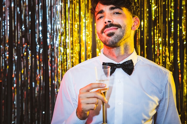 Gratis foto mens die nieuw jaar met champagne viert