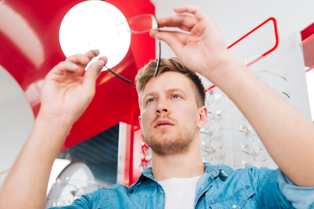 Mens die nieuwe glazen zoekt bij optometrist