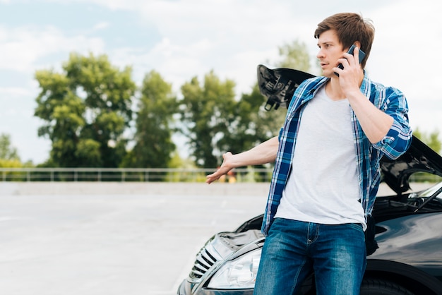 Mens die op telefoon met exemplaarruimte spreekt