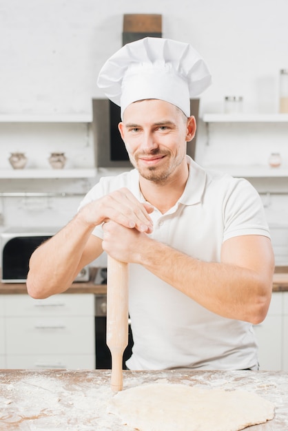 Gratis foto mens die pizzadeeg maakt