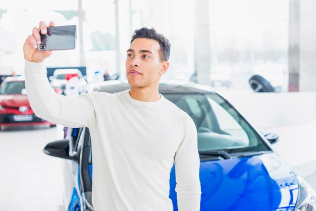 Mens die selfie in het autohandel drijven neemt