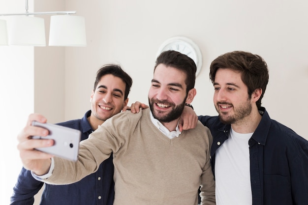 Gratis foto mens die selfie met collega's neemt