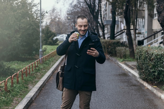 Mens die smartphone op straat gebruikt