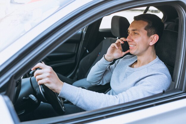 Mens die telefoon met behulp van terwijl het drijven