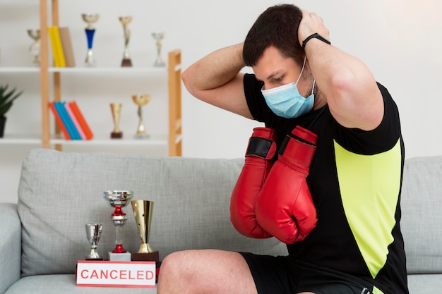 Gratis foto mens die terwijl binnen het dragen van een medisch masker opleiden