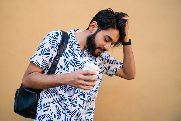 Mens die van de zomer geniet en de zomerkleren draagt.