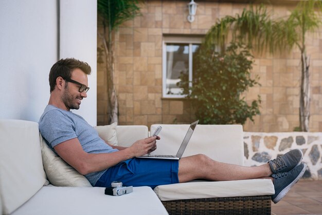 Mens die van huis bij de werf aan zijn computer werkt