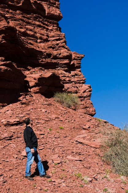 Gratis foto mens die weg berglandschap bekijken