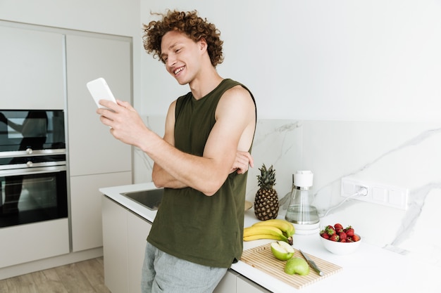 Mens die zich bij de keuken bevindt en telefonisch babbelt