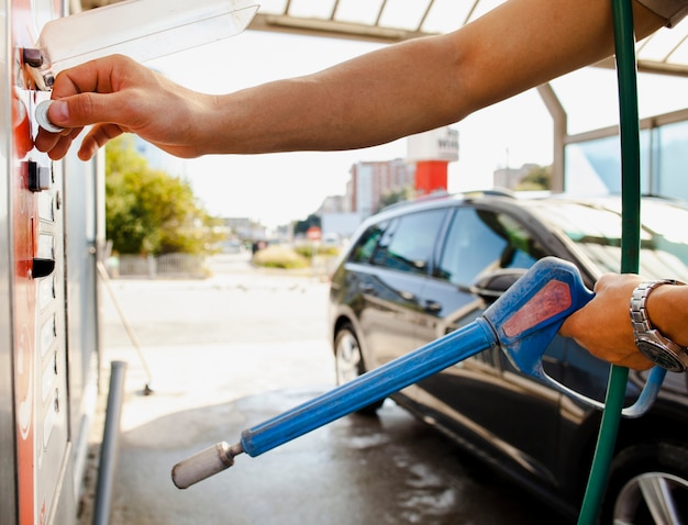 Mens die zijn auto voorbereidingen treft te wassen