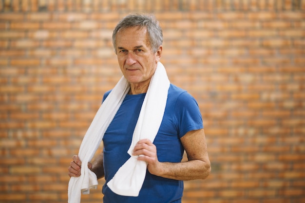 Mens in gymnastiek met handdoek