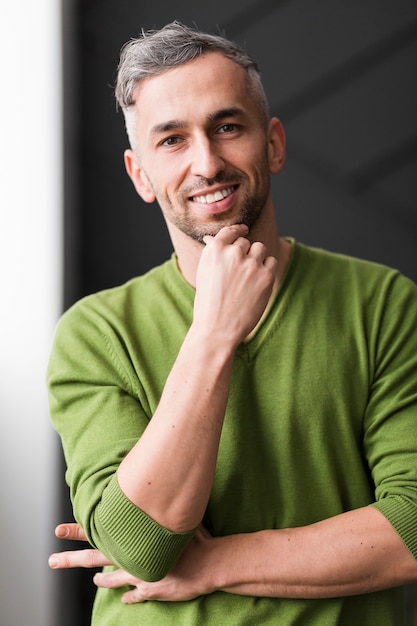 Mens in het groene overhemd zeker glimlachen