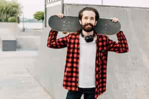 Gratis foto mens in het skateboard van de skateparkholding