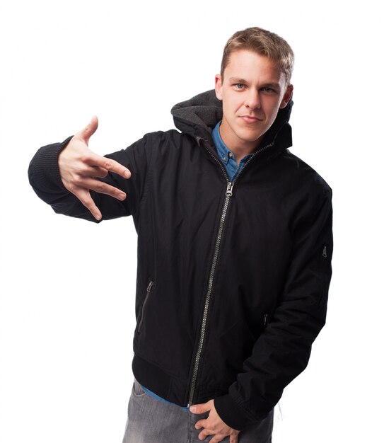 Mens in sweatshirt dansen als een rapper