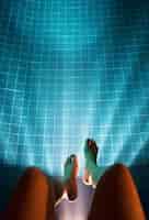 Gratis foto menselijk been opknoping naar beneden zwembad luchtfoto