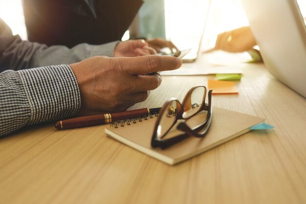 Menselijke discussie lees pro monitor bedrijf