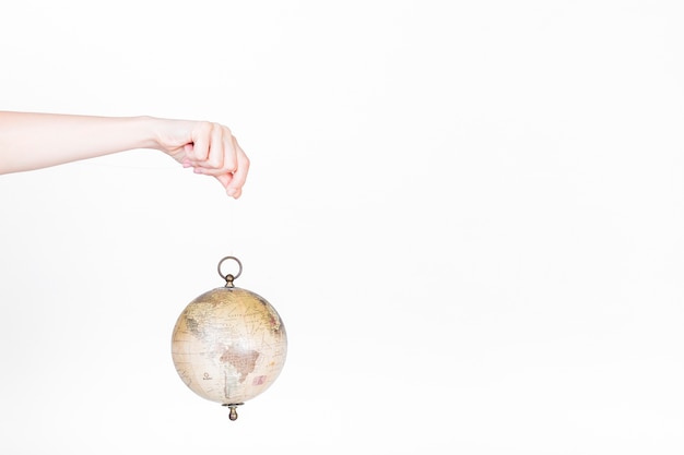 Menselijke hand met globe slinger