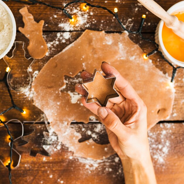 Menselijke hand met vorm voor biscuit