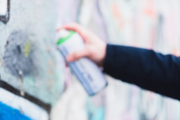 Gratis foto menselijke hand spuiten op de muur